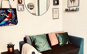 BD à pied, Centre, idéalement situé , remparts, Cosy studio avec balcon, vue imprenable et vue sur le jardin, calme, parking gratuit, Angoulême